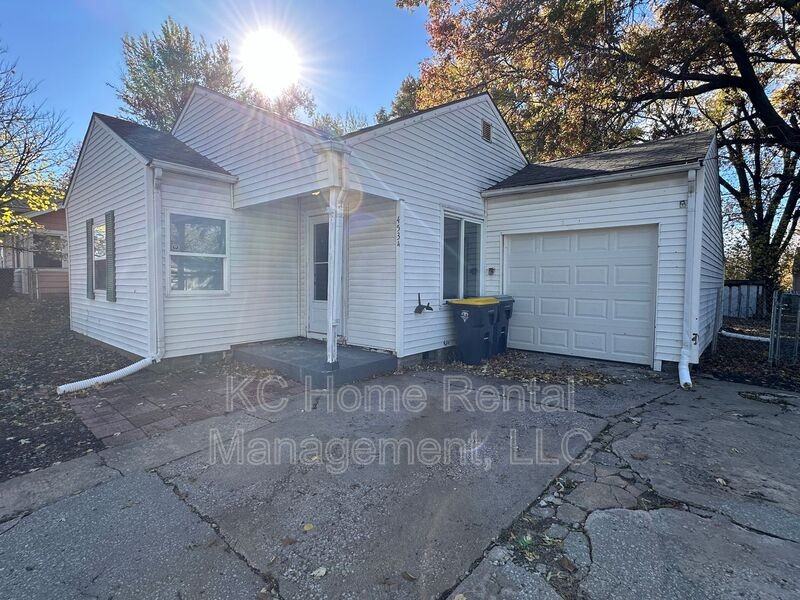 4534 N Locust St - Photo 3 of 40