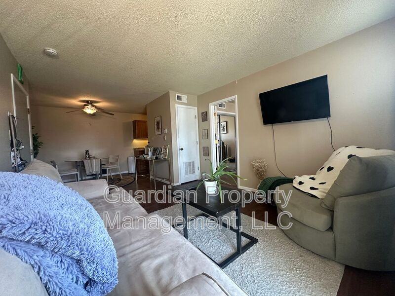 515 W 11th St #6 - Photo 4 of 12