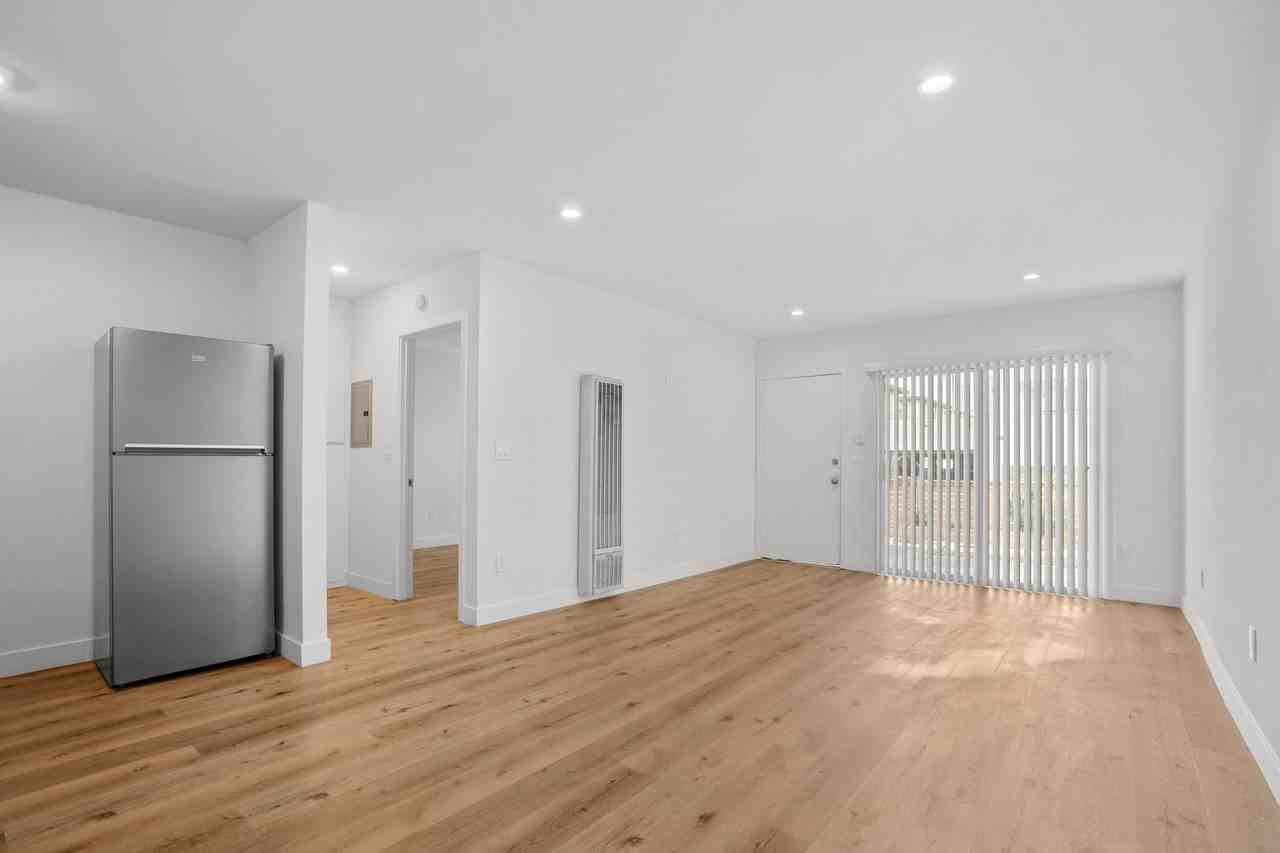 Individual Bungalows: All 1 bedroom/ 1 bath units all with LARGE PRIVATE YARDS. - Photo 4 of 24