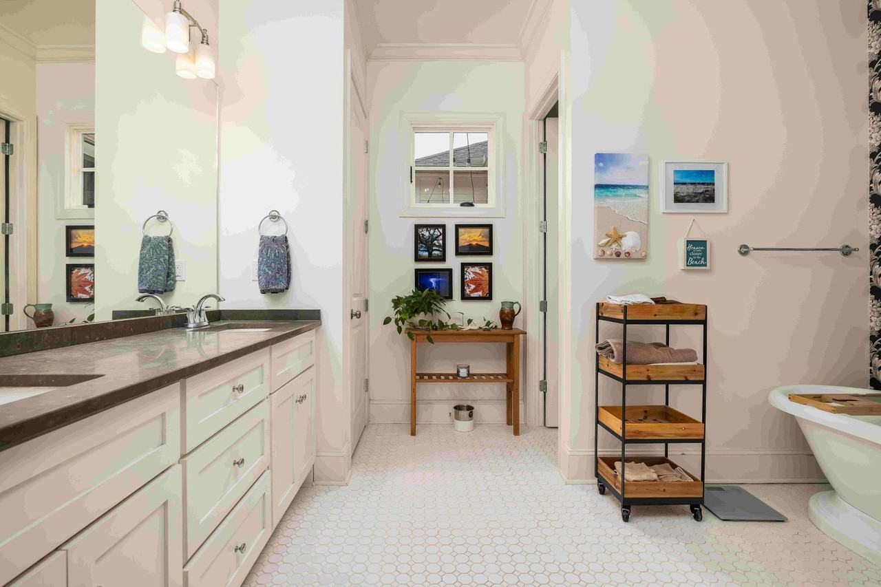 5376 Courtney Ave - Photo 3 of 9