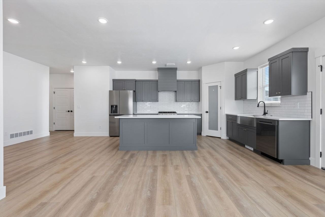 535 S Cutler Ave - Photo 4 of 21