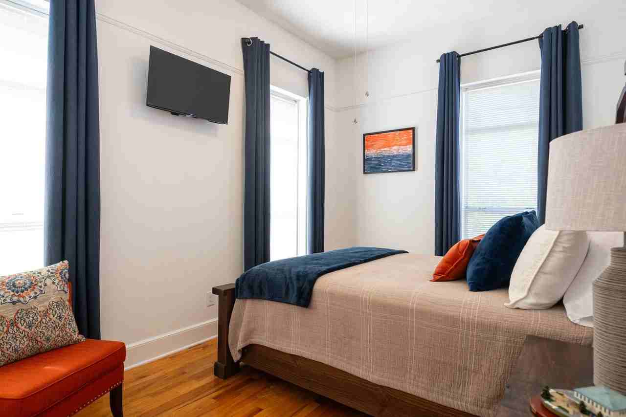 Toomer Loft - Photo 4 of 8