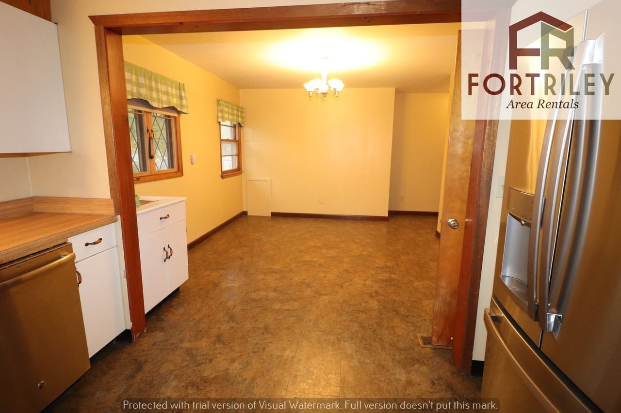 627 W 3rd St - Photo 3 of 37