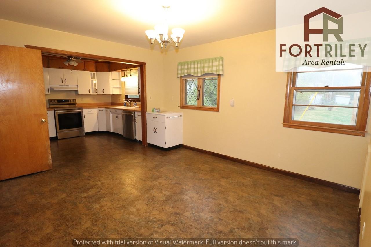 627 W 3rd St - Photo 5 of 37