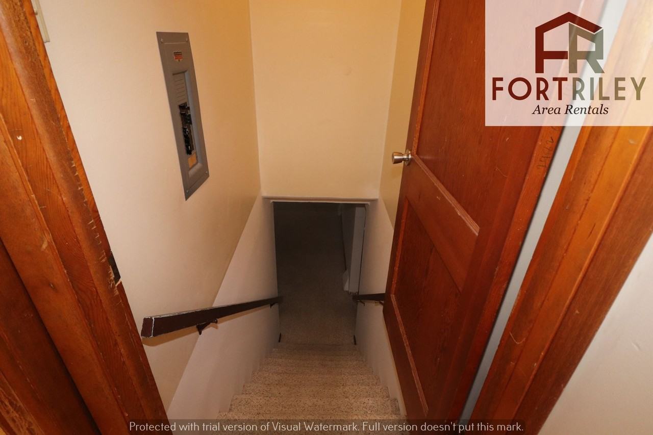 627 W 3rd St - Photo 7 of 37