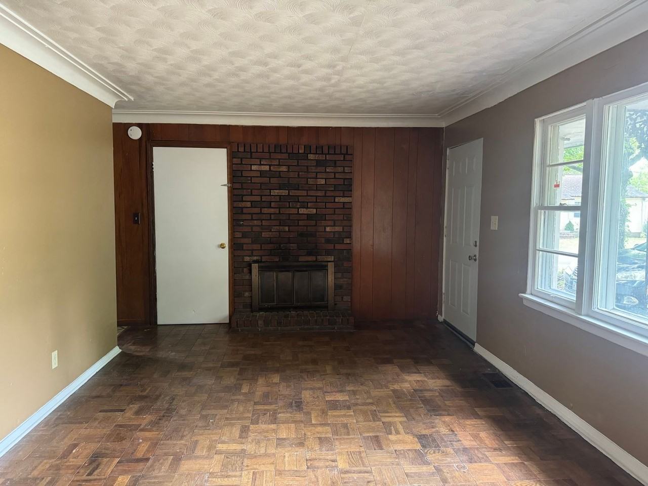 913 W Pecan St - Photo 2 of 8