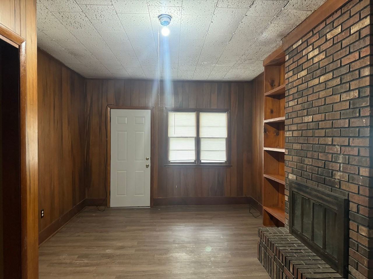 913 W Pecan St - Photo 3 of 8