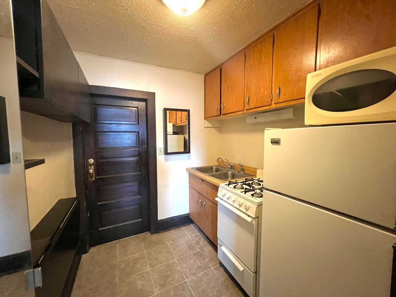 1134 Center St W - Photo 4 of 10