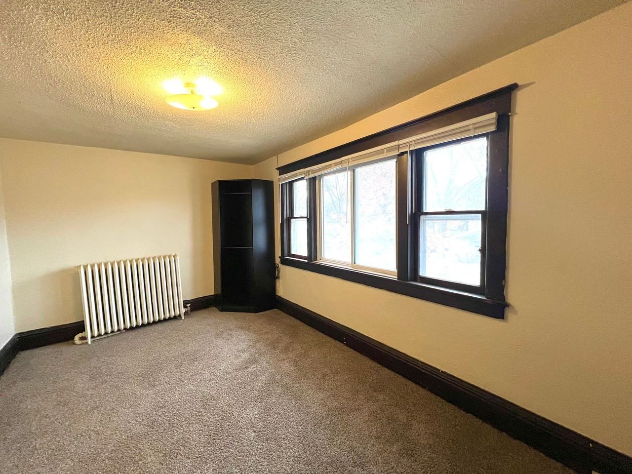 1134 Center St W - Photo 5 of 10