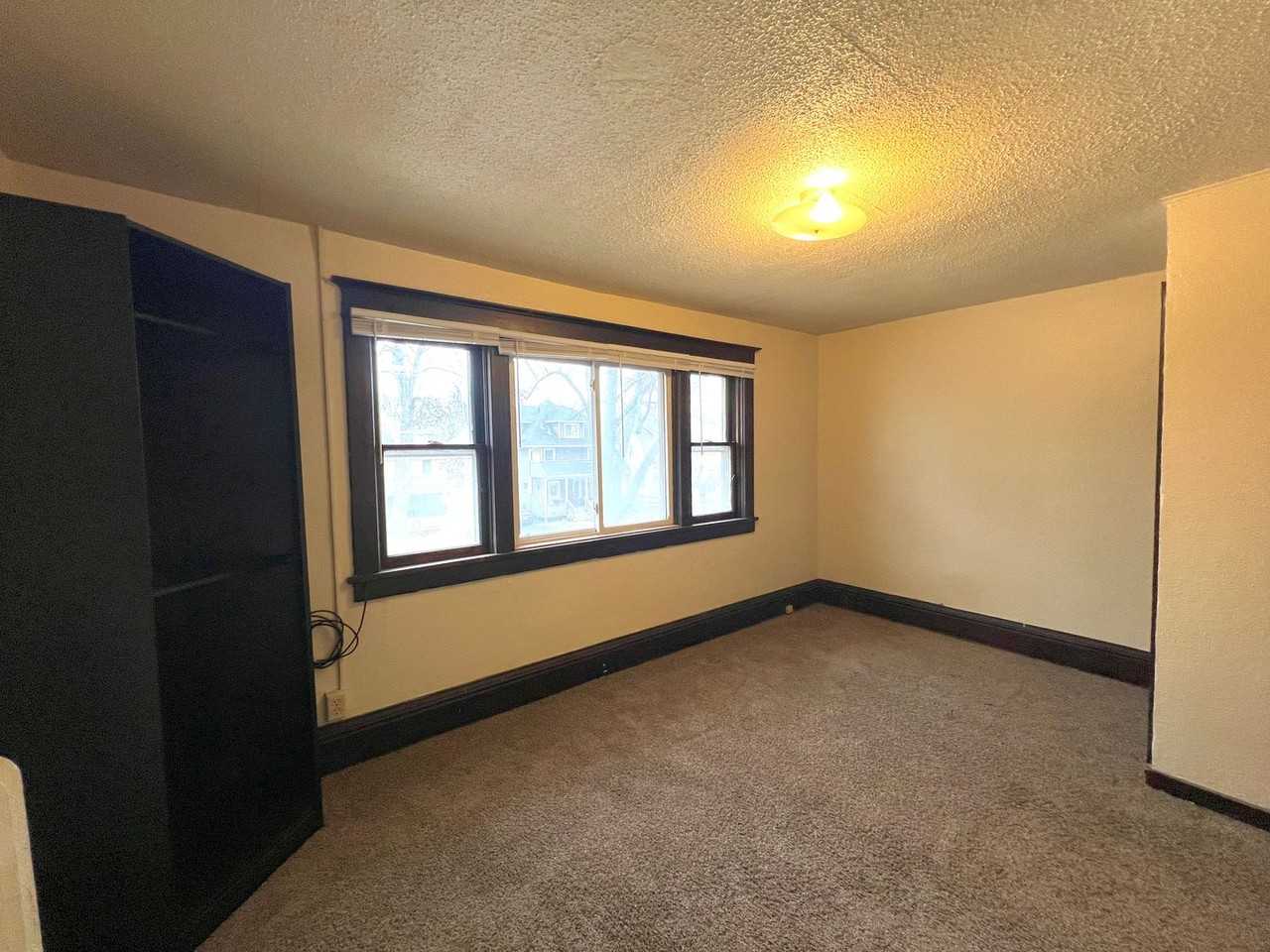 1134 Center St W - Photo 7 of 10