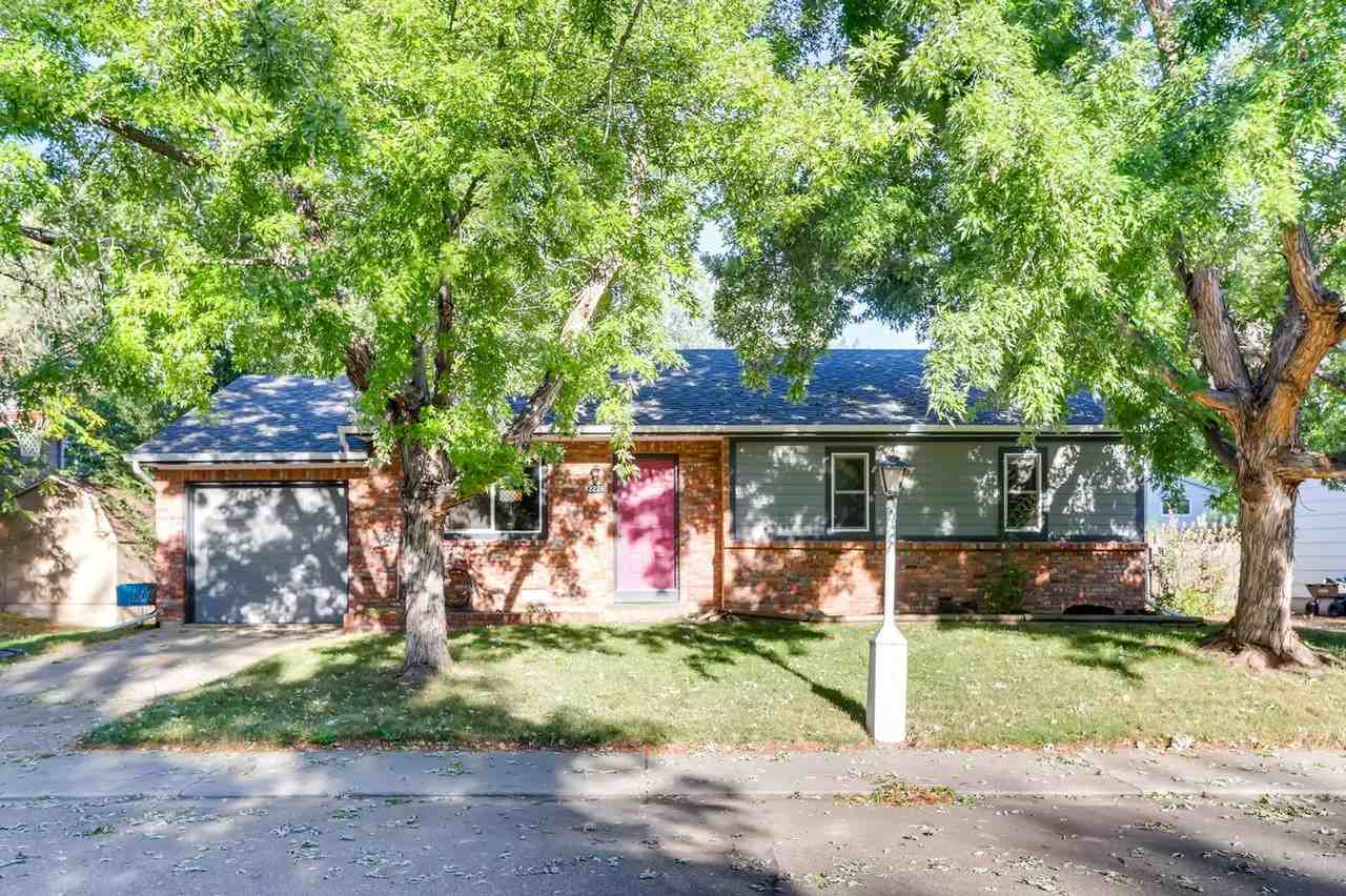 2226 Bowen St - Photo 3 of 26