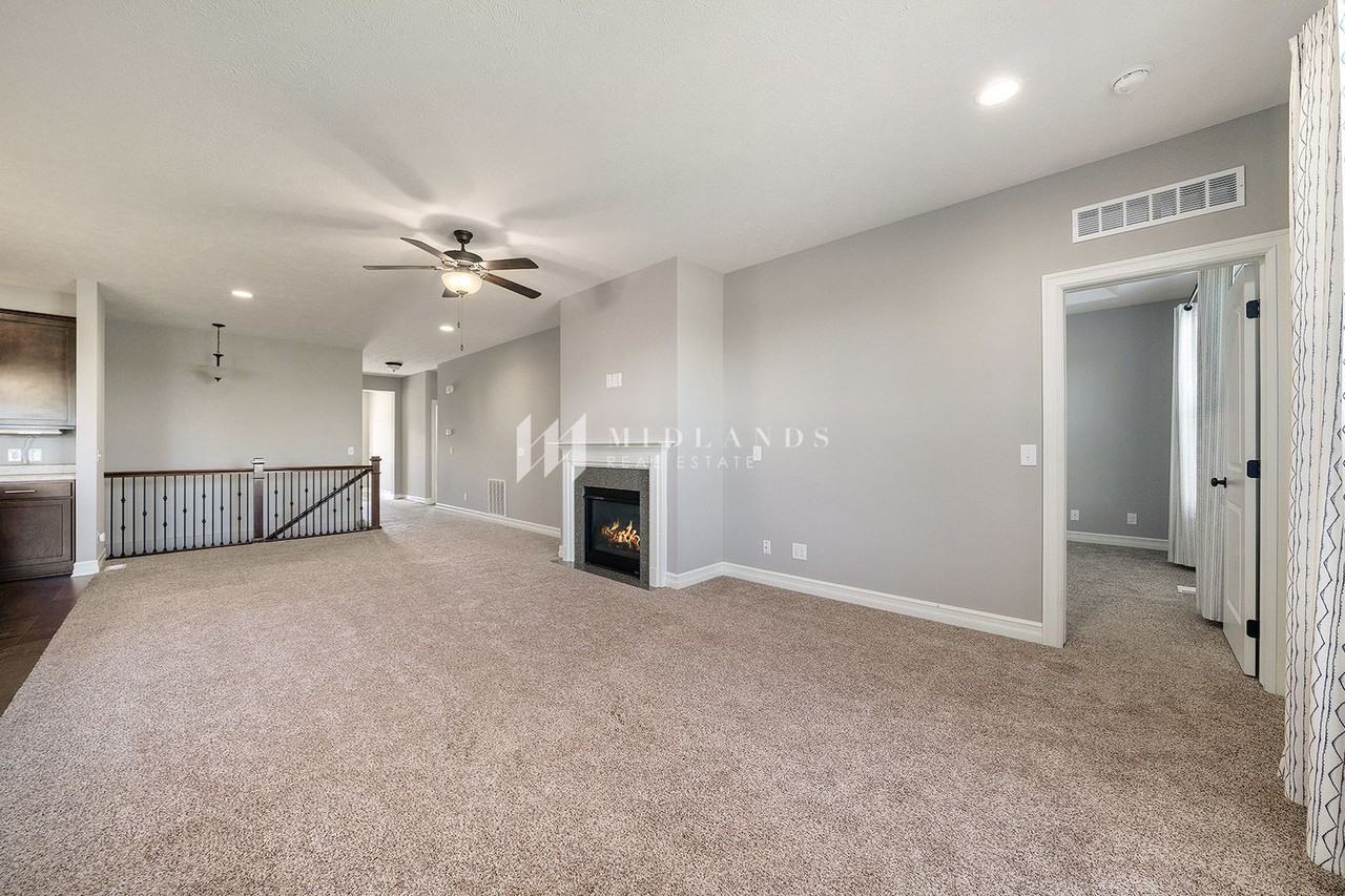 11913 S 212th St - Photo 2 of 15