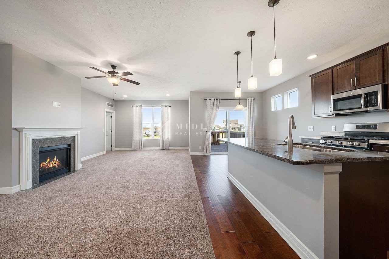 11913 S 212th St - Photo 3 of 15