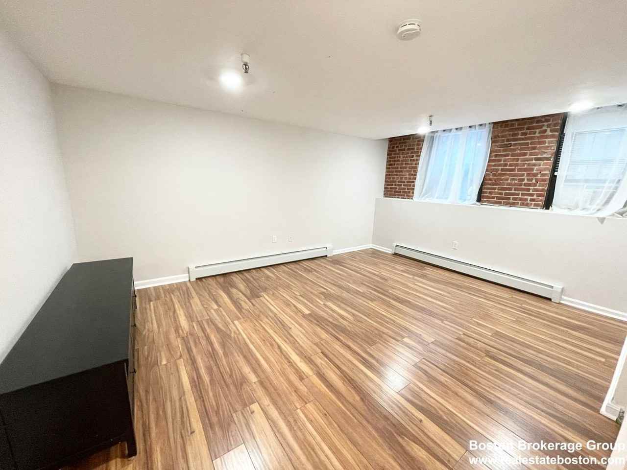 39 Hemenway St - Photo 6 of 20