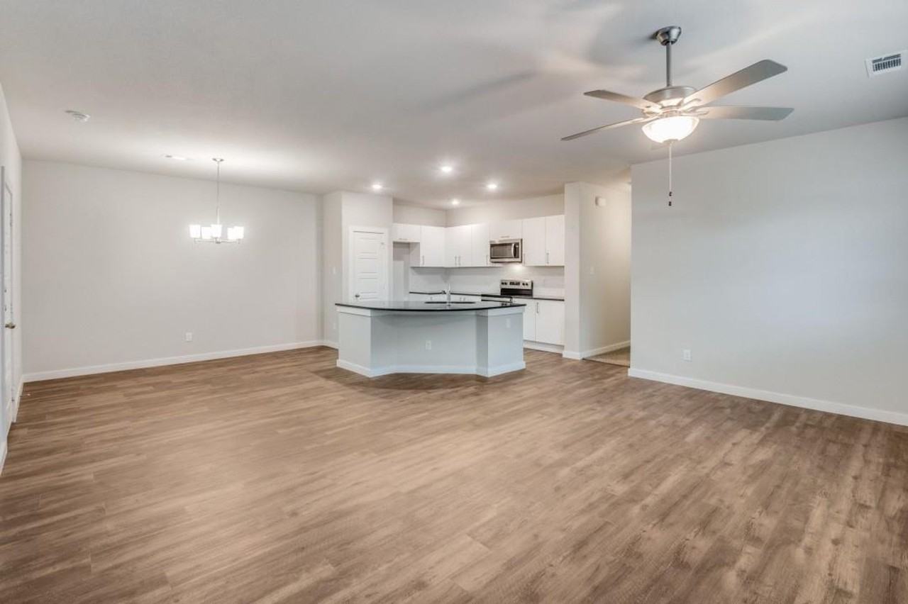 640 Blackland Dr - Photo 2 of 12