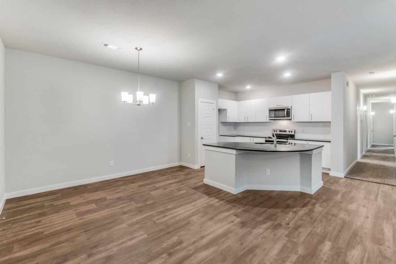 640 Blackland Dr - Photo 3 of 12