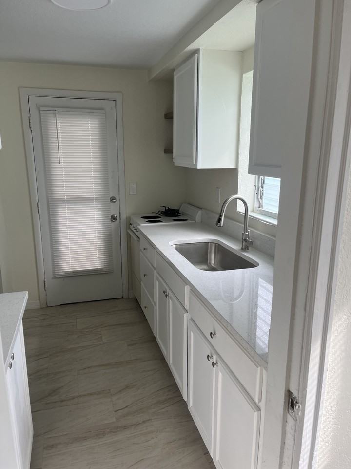 740 N Grandview Ave #4 - Photo 2 of 9