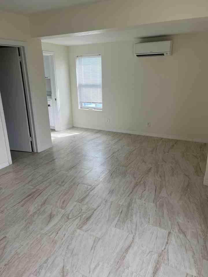 740 N Grandview Ave #4 - Photo 5 of 9