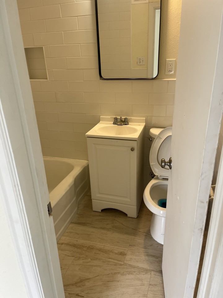 740 N Grandview Ave #4 - Photo 7 of 9