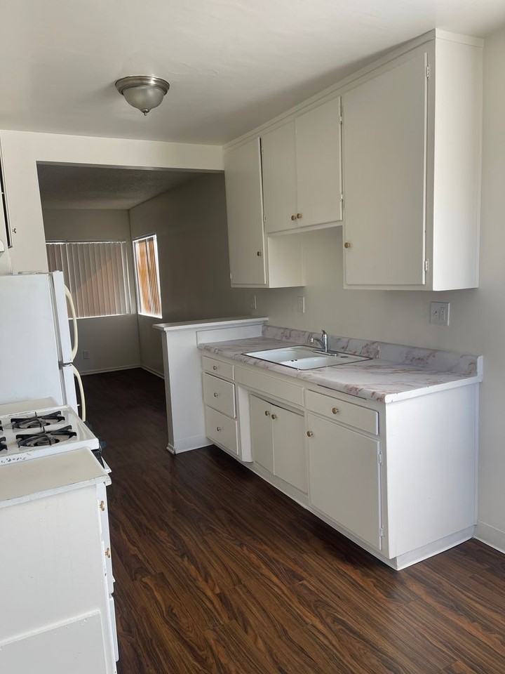 750GL - Photo 2 of 5