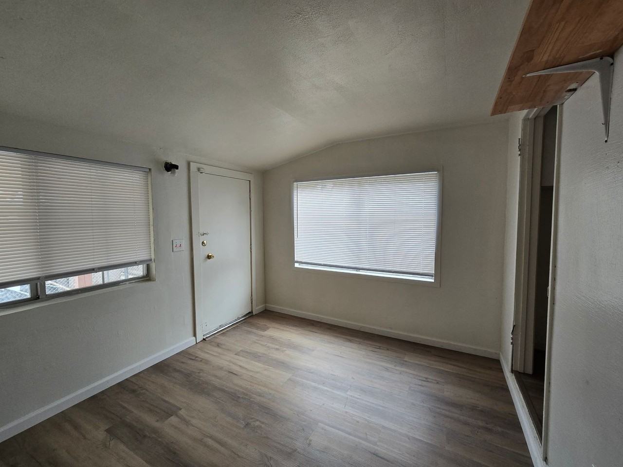 937 W 20th St - Photo 3 of 15