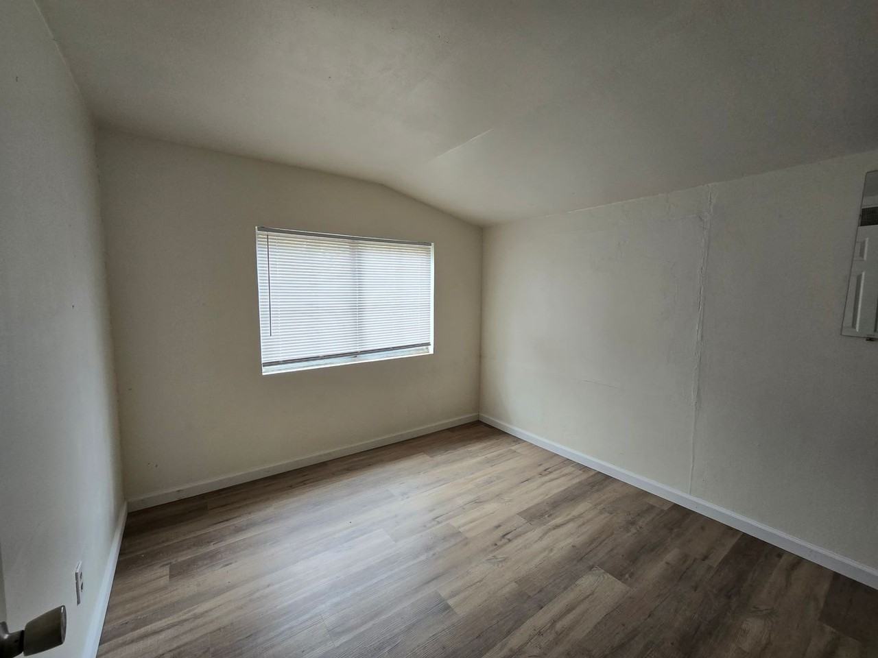 937 W 20th St - Photo 5 of 15