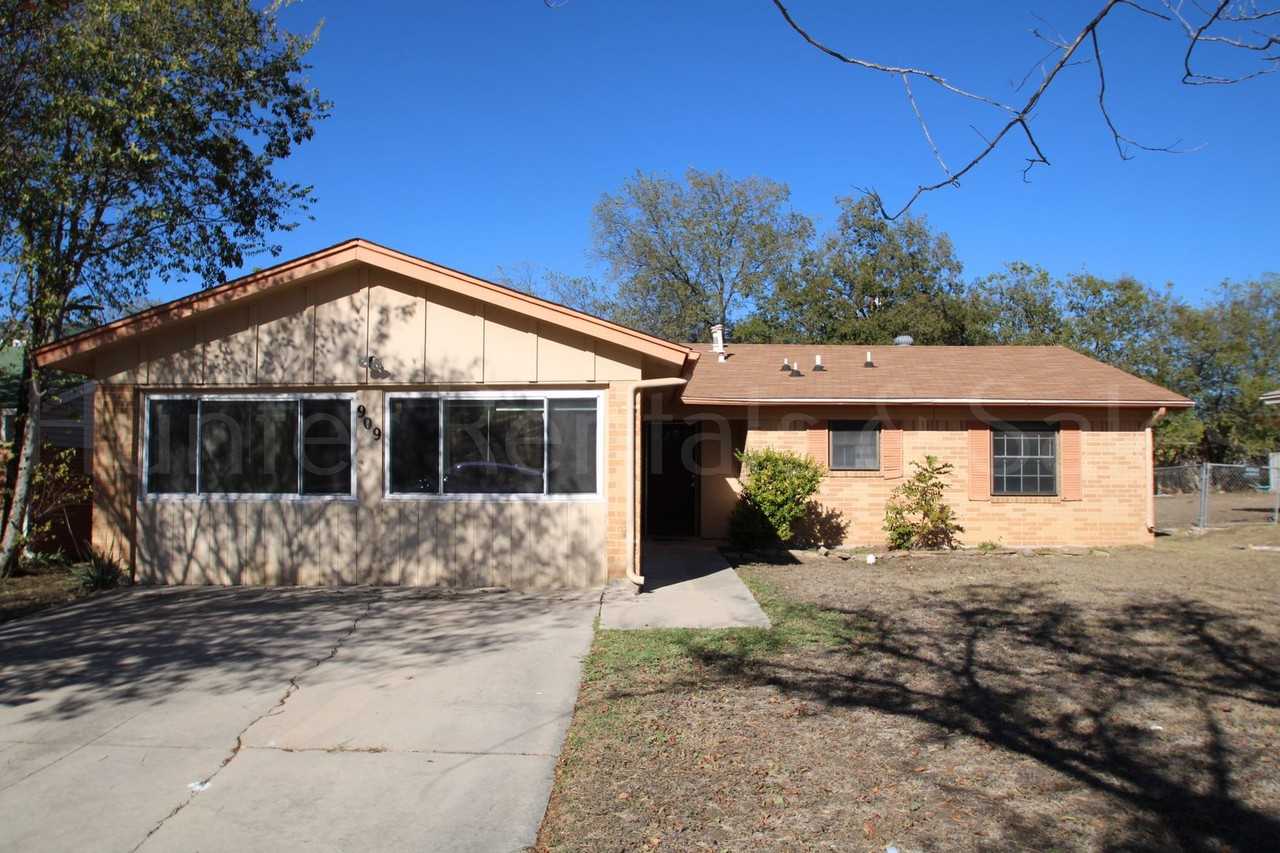 909 Edwards St - Photo 2 of 23