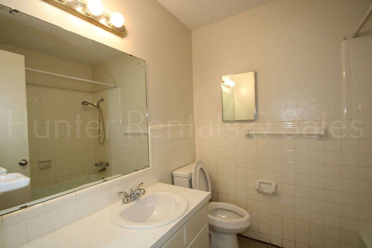 909 Edwards St - Photo 3 of 23