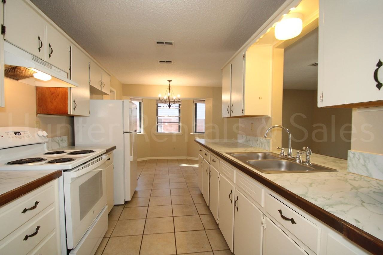 909 Edwards St - Photo 6 of 23