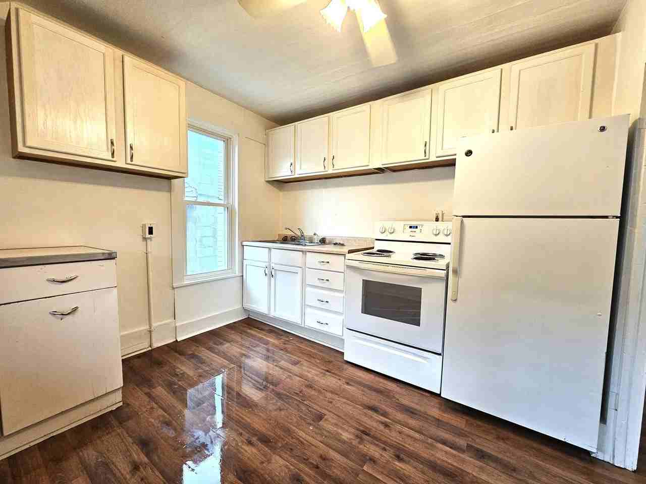 204 S Division St - Photo 2 of 14