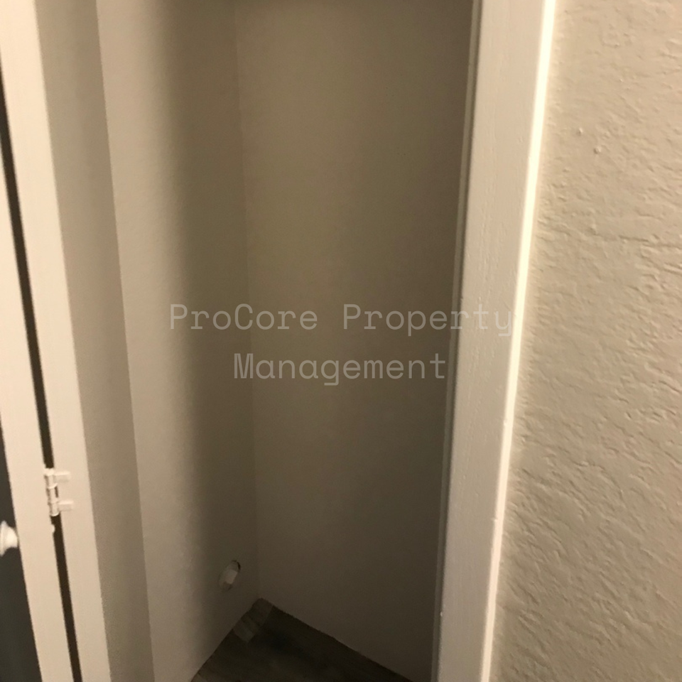803 W 2nd St - Photo 7 of 20