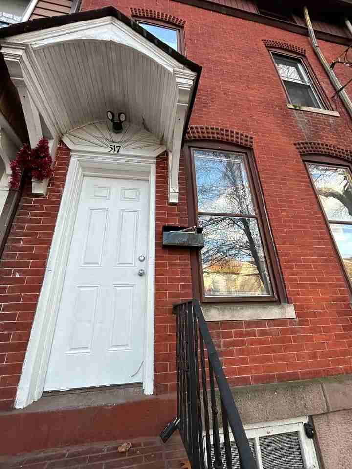 517 Centre St - Photo 2 of 28