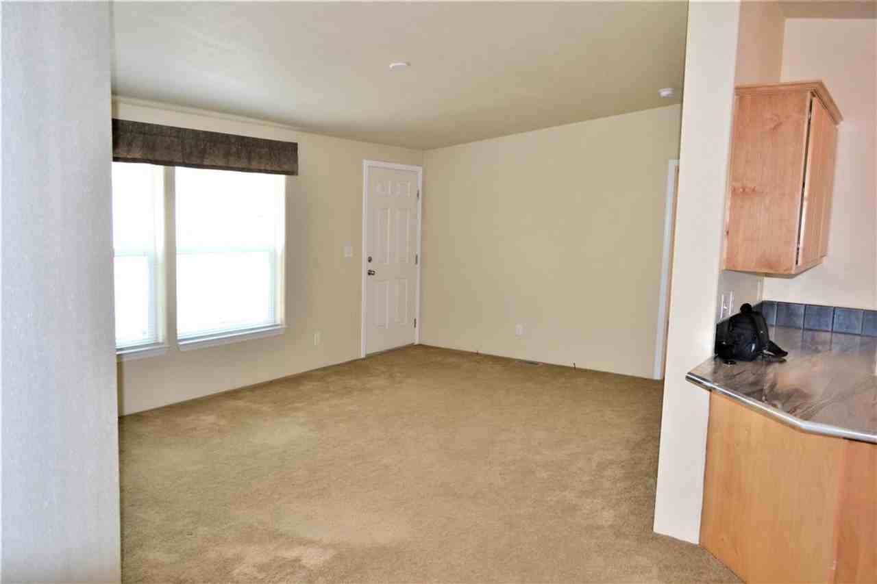 Room for rent - Photo 2 of 5