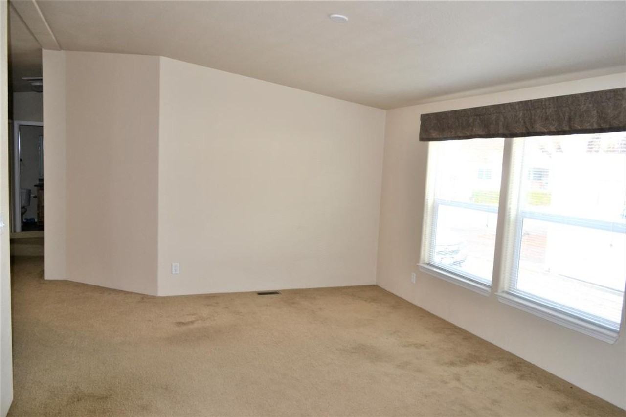 Room for rent - Photo 3 of 5