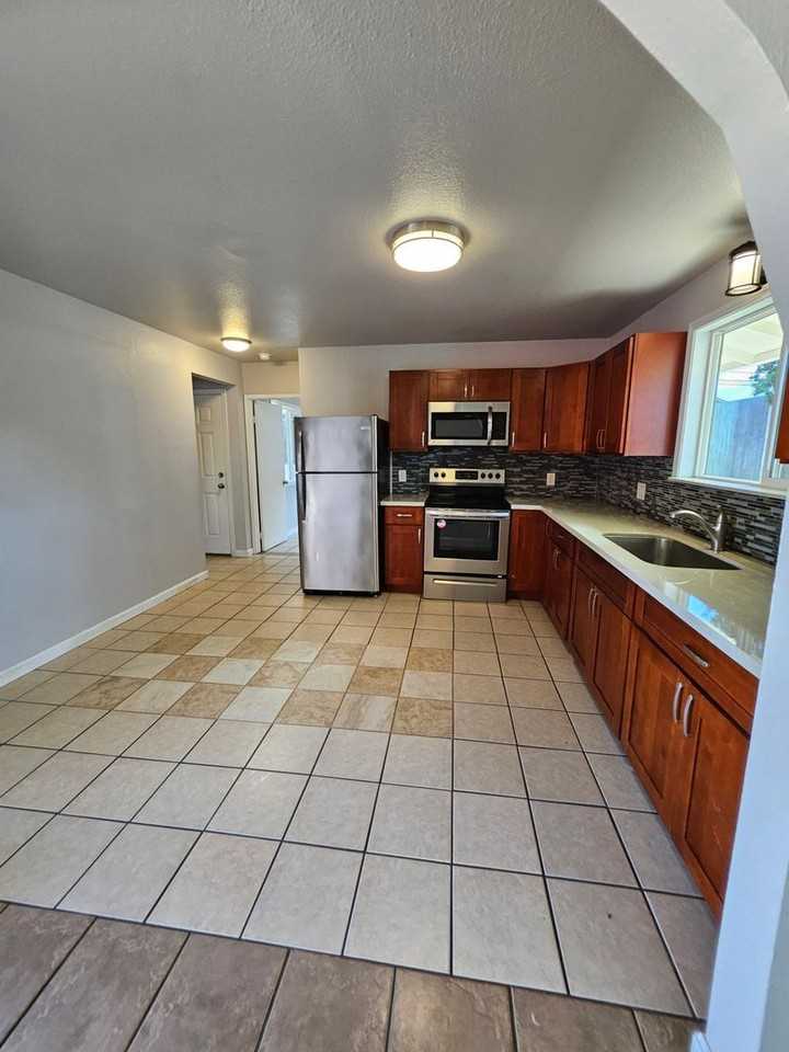 190 Eleu Pl #C - Photo 5 of 23