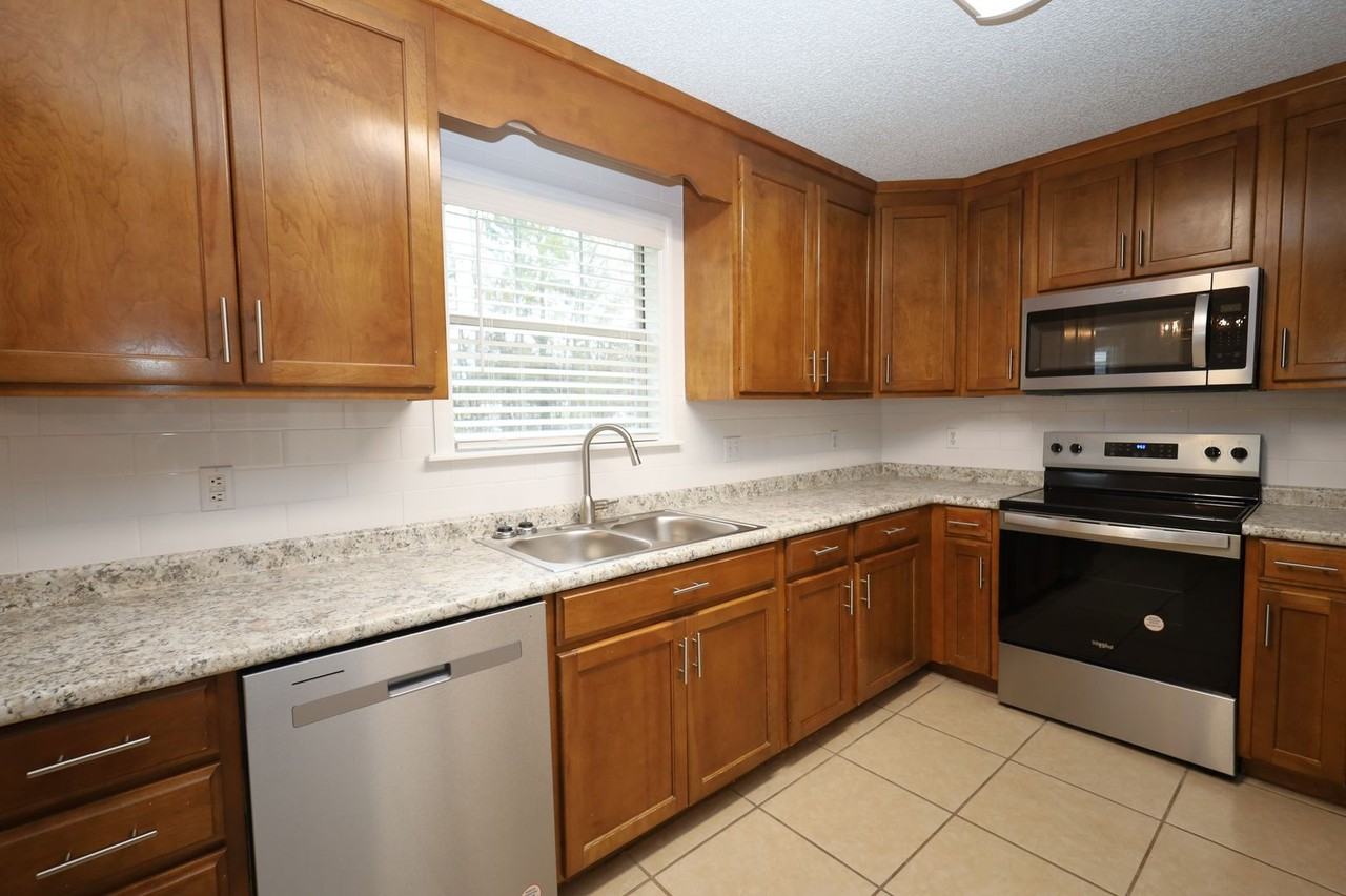 4007 Foxridge Ln - Photo 3 of 11