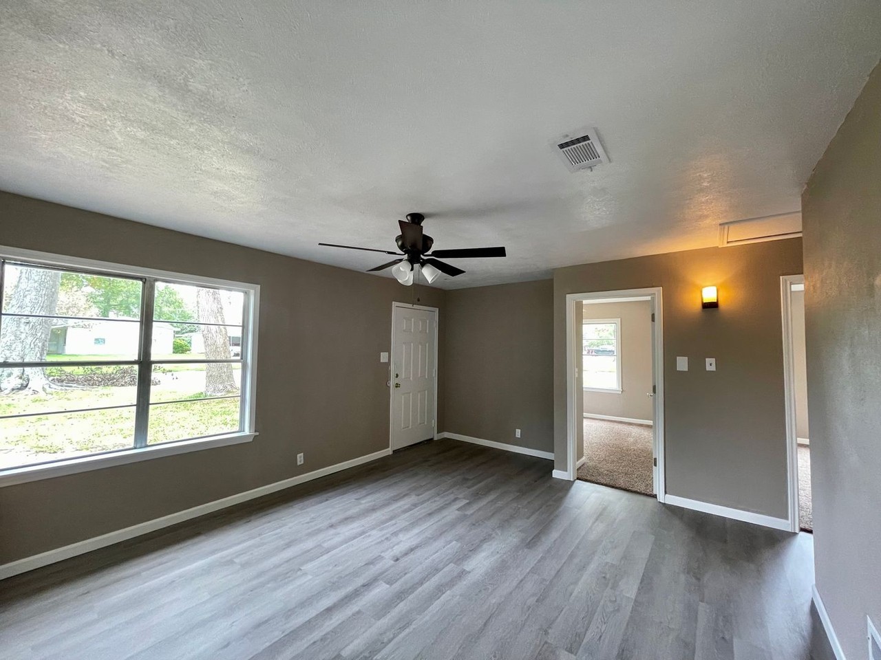 250 Canterbury Dr - Photo 2 of 13