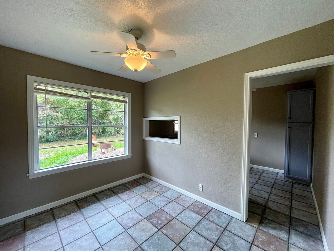 250 Canterbury Dr - Photo 3 of 13