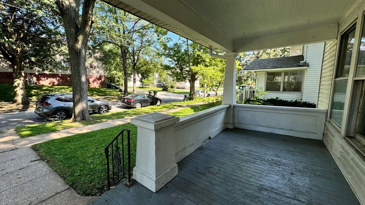 529 S Lucas St - Photo 3 of 19
