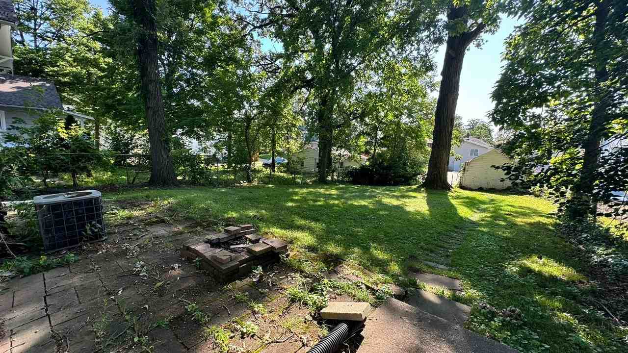 529 S Lucas St - Photo 4 of 19