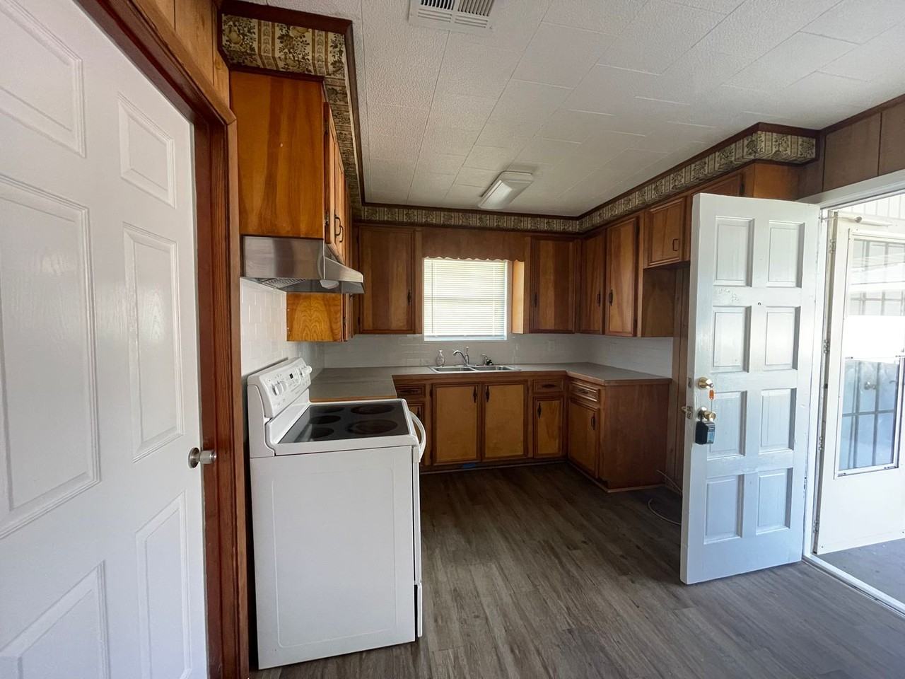 1101 Sunset Drive - Photo 2 of 8