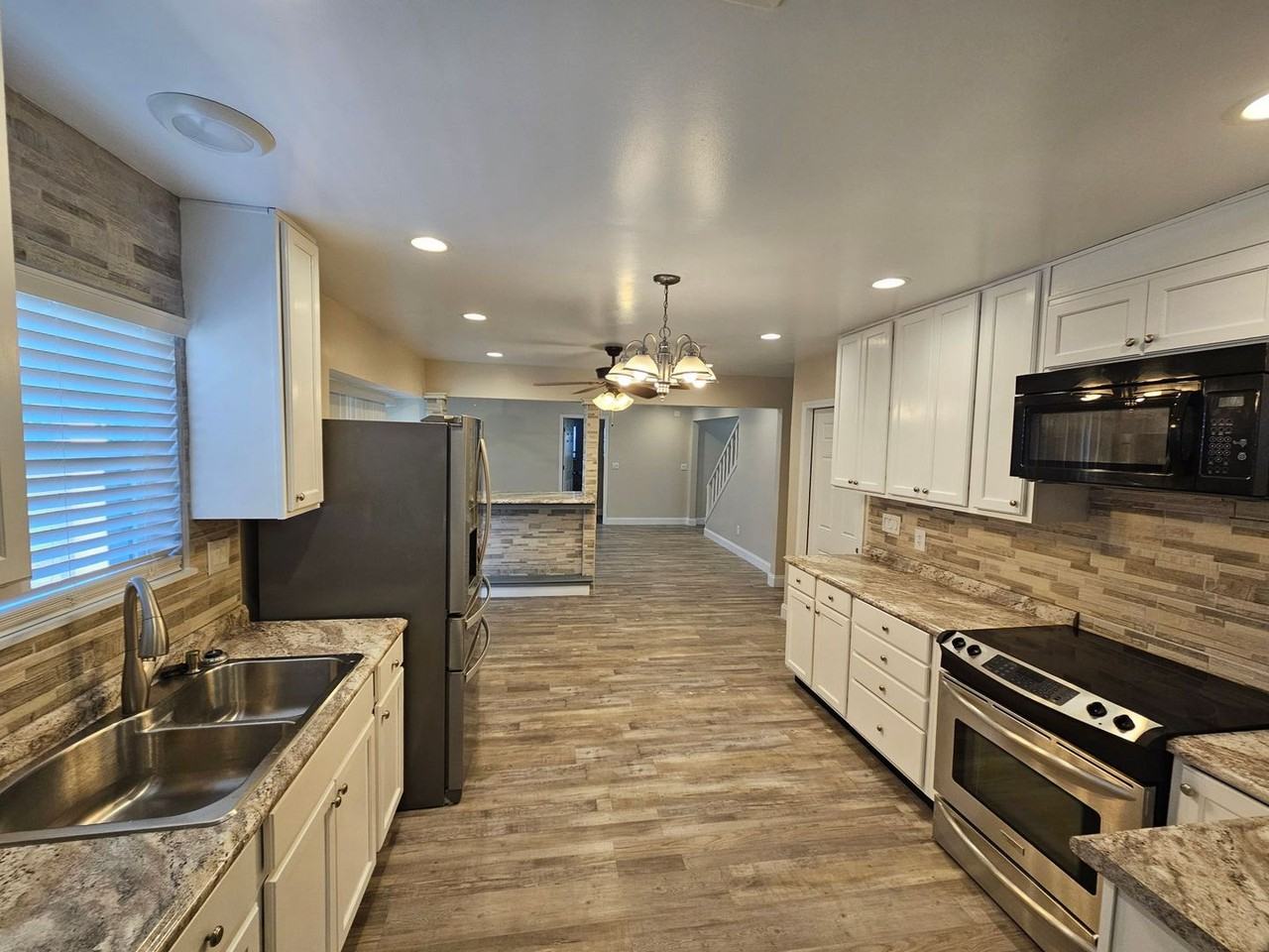 607 Plantation Ct - Photo 2 of 20