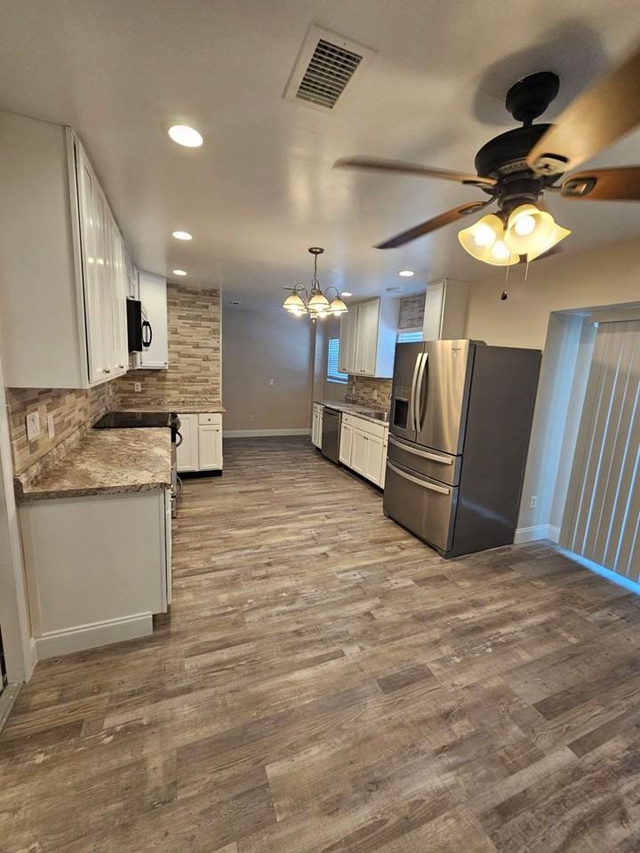 607 Plantation Ct - Photo 3 of 20
