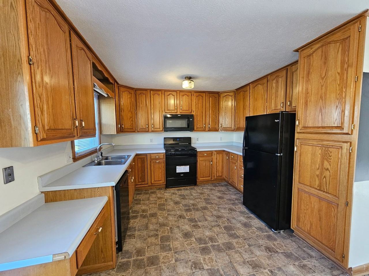 1125 Denver Ave - Photo 3 of 22