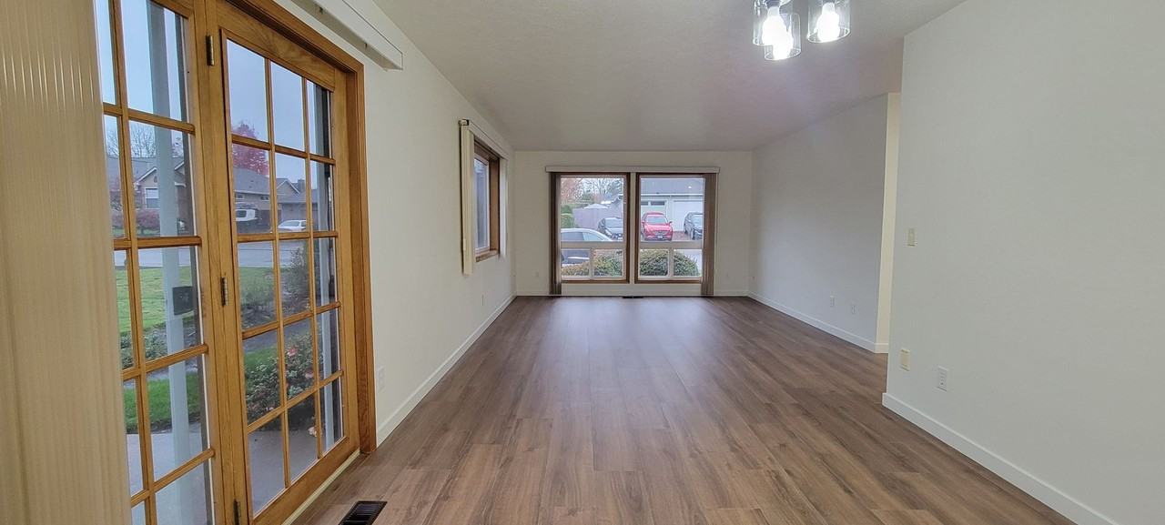 1421 Ne Hoffman Dr - Photo 3 of 8