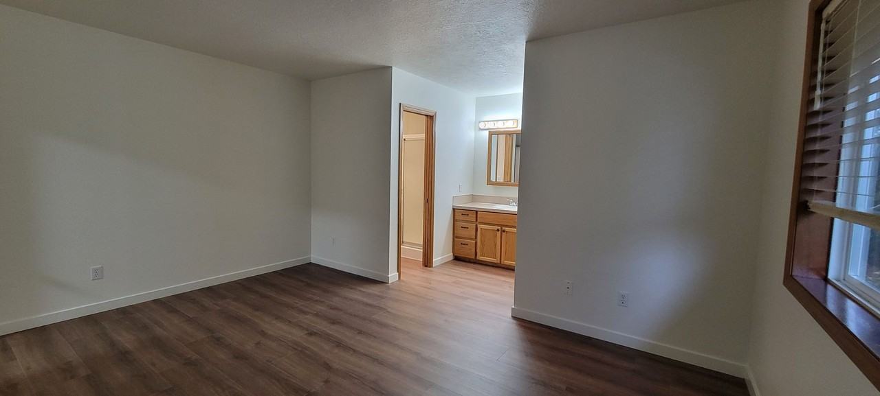 1421 Ne Hoffman Dr - Photo 5 of 8