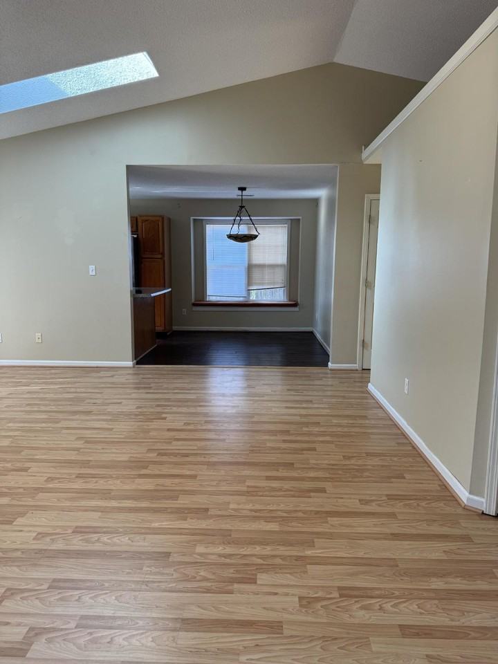 410 Glensprings Dr - Photo 5 of 23