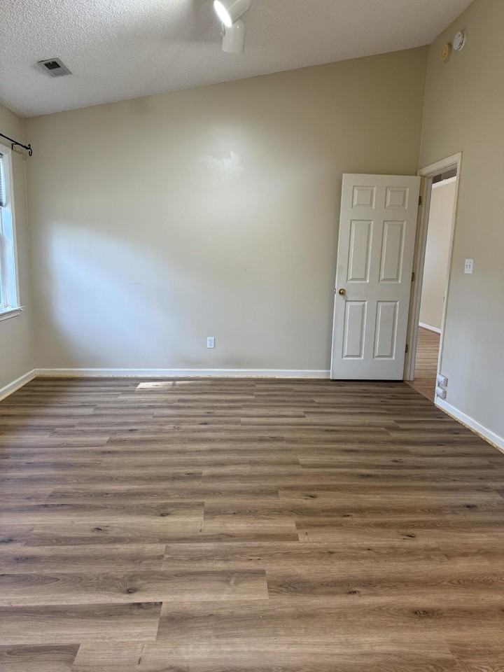 410 Glensprings Dr - Photo 7 of 23