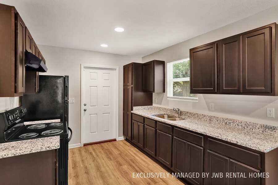 2952 Spencer St - Photo 2 of 16