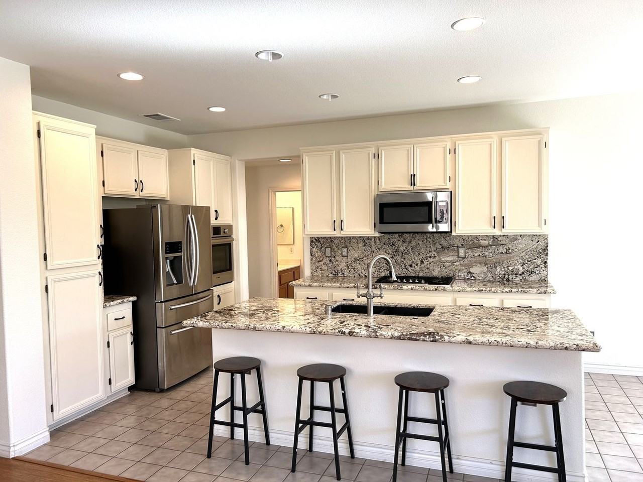 13215 Woodchase Ct - Photo 3 of 32